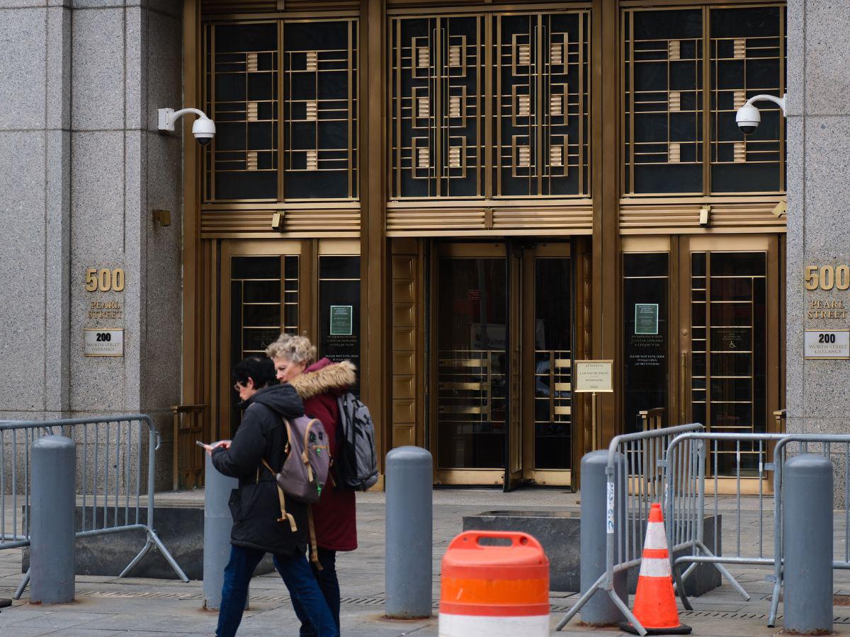 Personas llegan a la Corte de Nueva York para conocer el veredicto de Juan Orlando Hernández