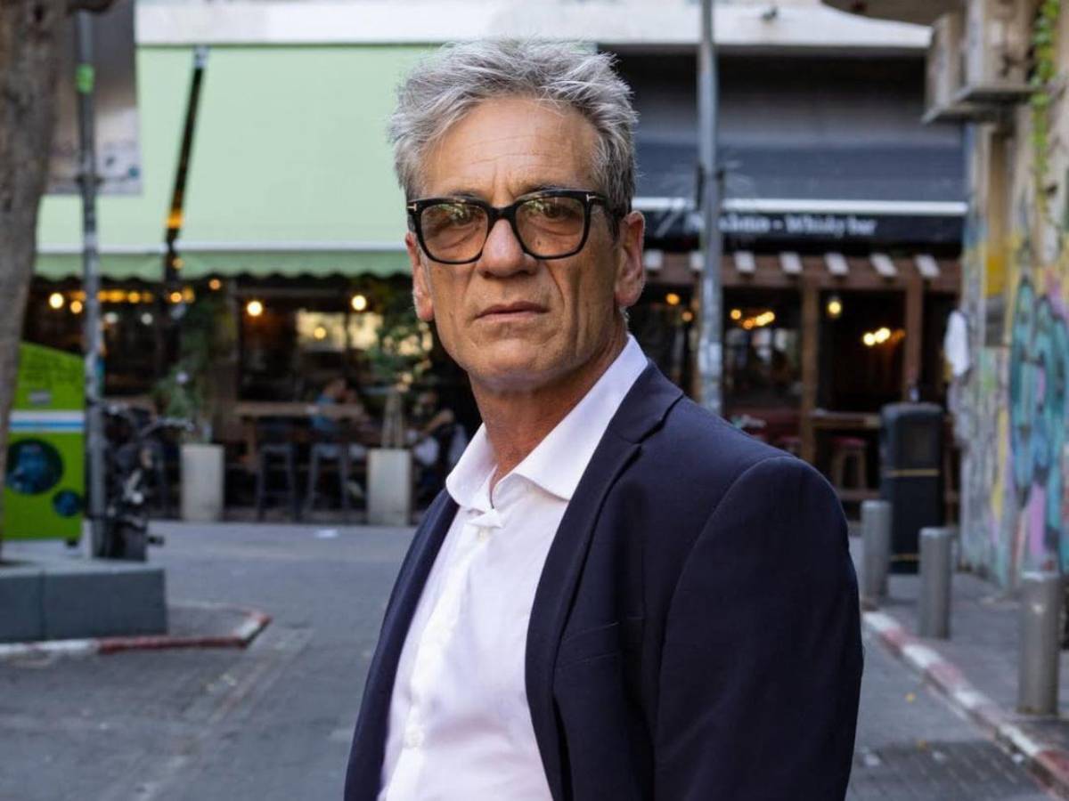 ¿Quién era Alon Aboutboul, actor de Batman que murió a la orilla de la playa?