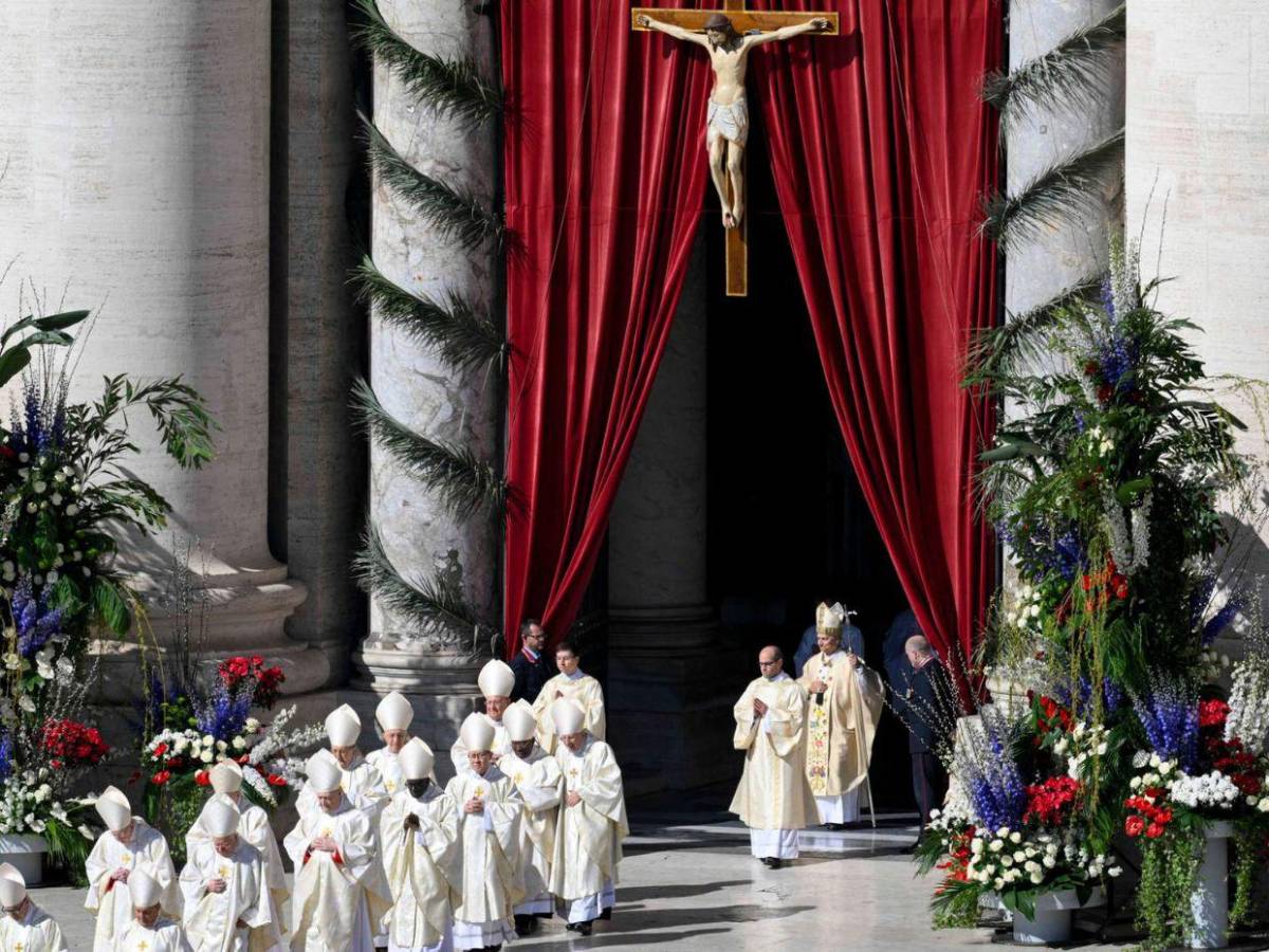 Papa León XIV preside multitudinaria misa de Pascua