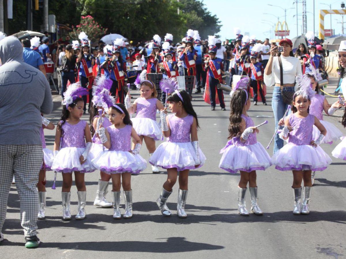 Así fue el desfile de prebásica en el bulevar Kennedy: color, música y alegría infantil