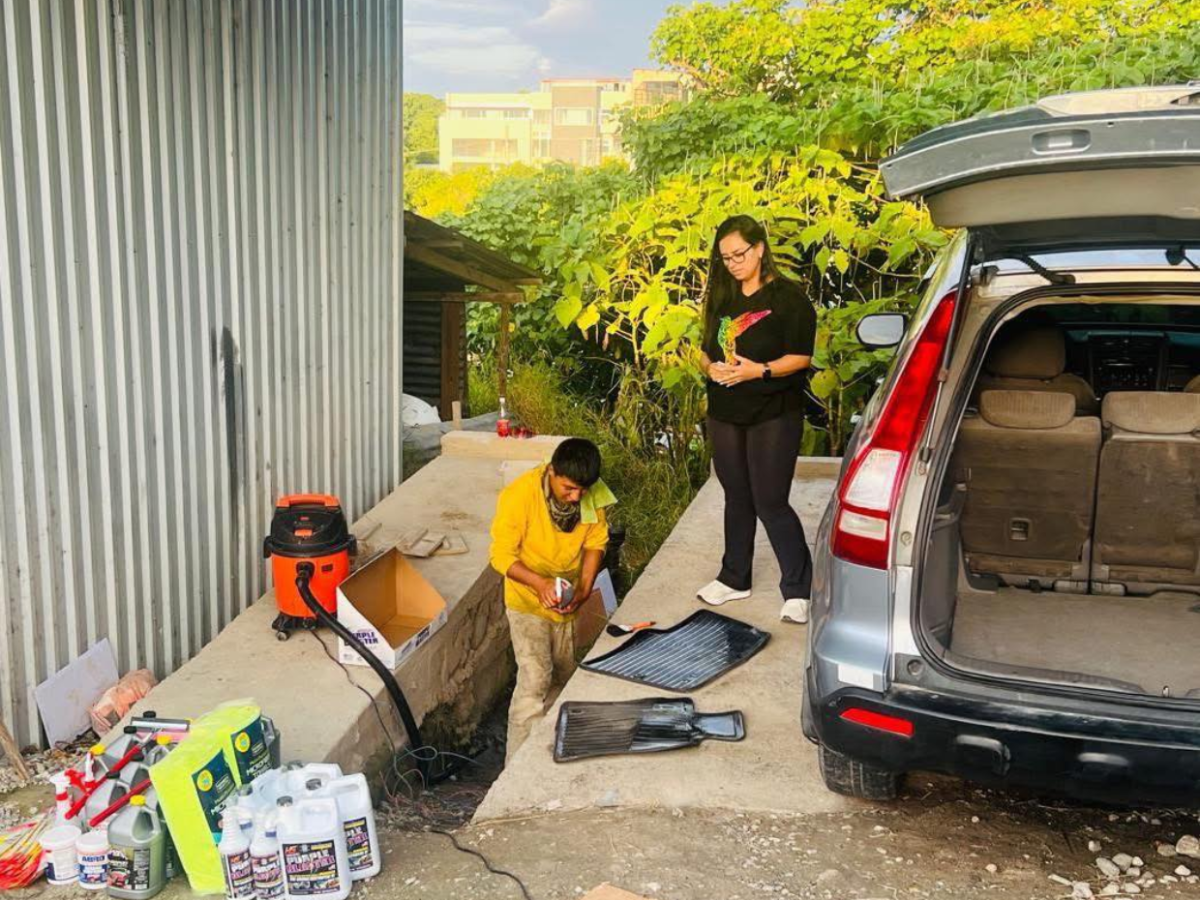 Isis Cuéllar sigue repartiendo dinero tras escándalo con Sedesol; dio L20 mil para un carwash