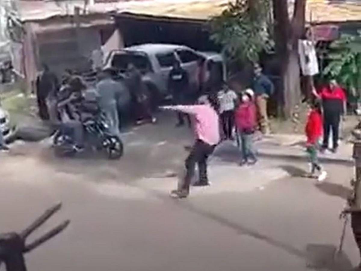 En video captan a diputado Mauricio Rivera lanzando piedras contra edificio de Ciudad Mujer