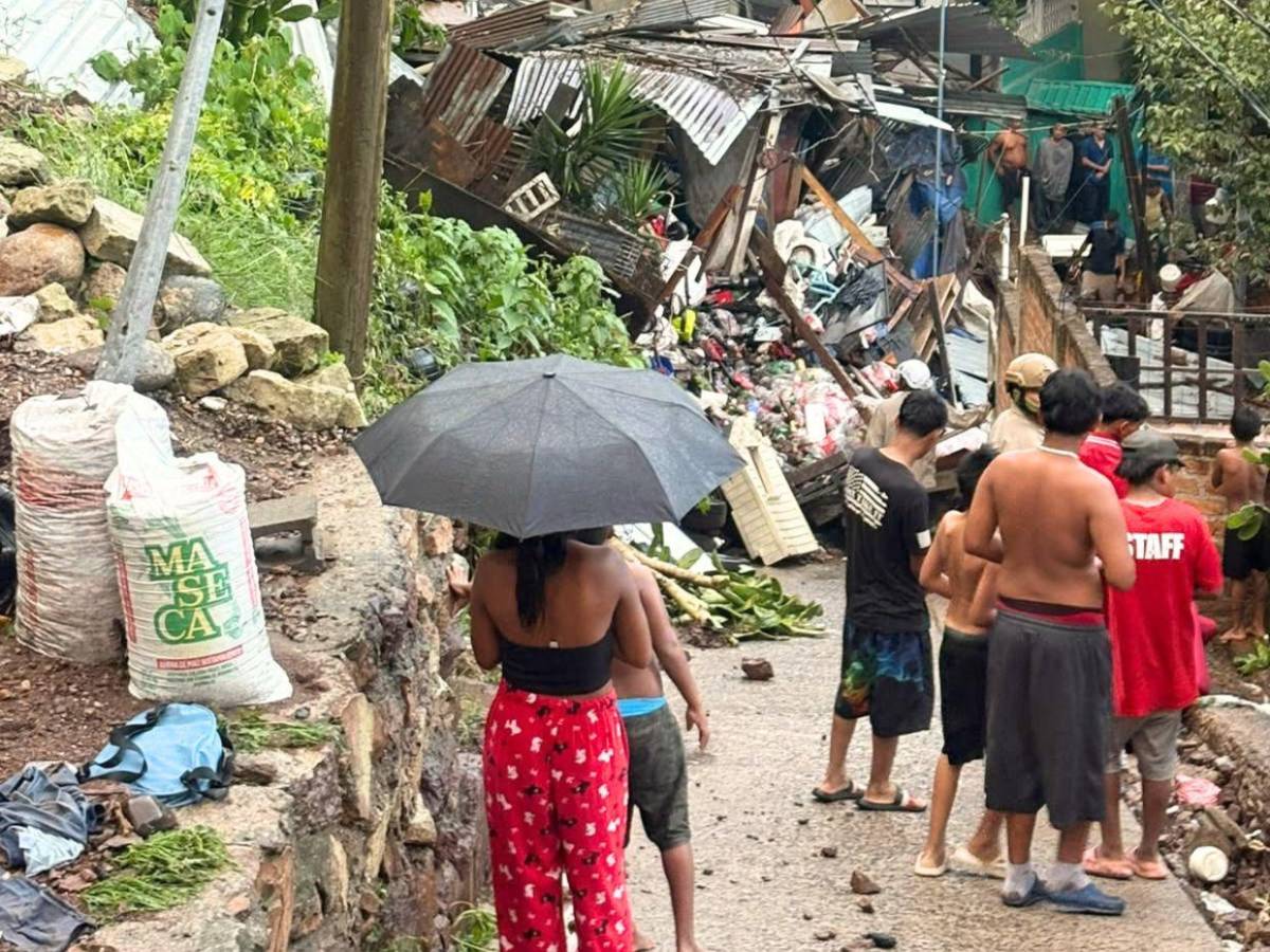 Caos total en la Villa Unión: lluvias provocan deslizamiento de tierra sobre varias casas