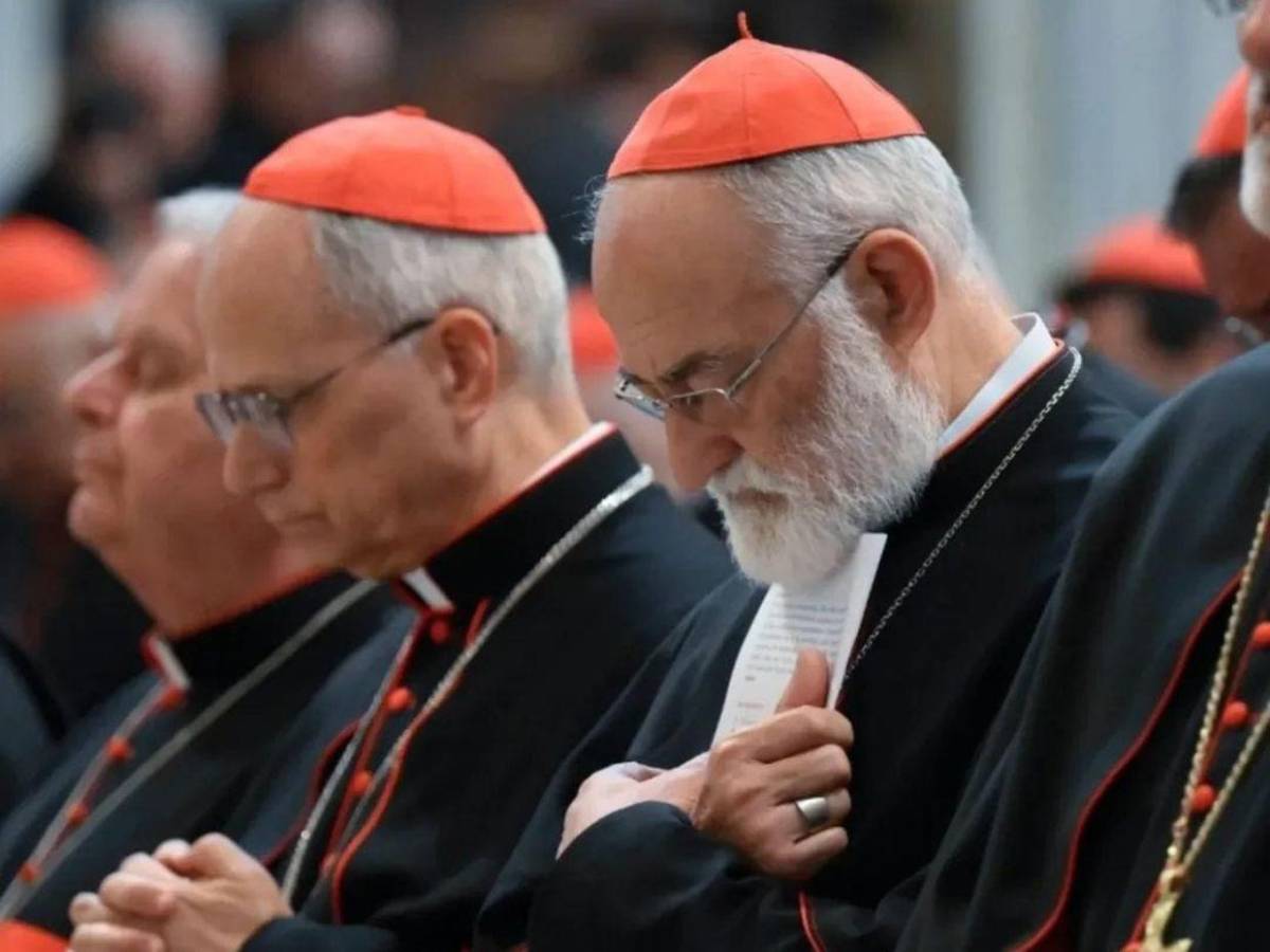 Más de 110 cardenales rezan ante la tumba del papa Francisco en Roma