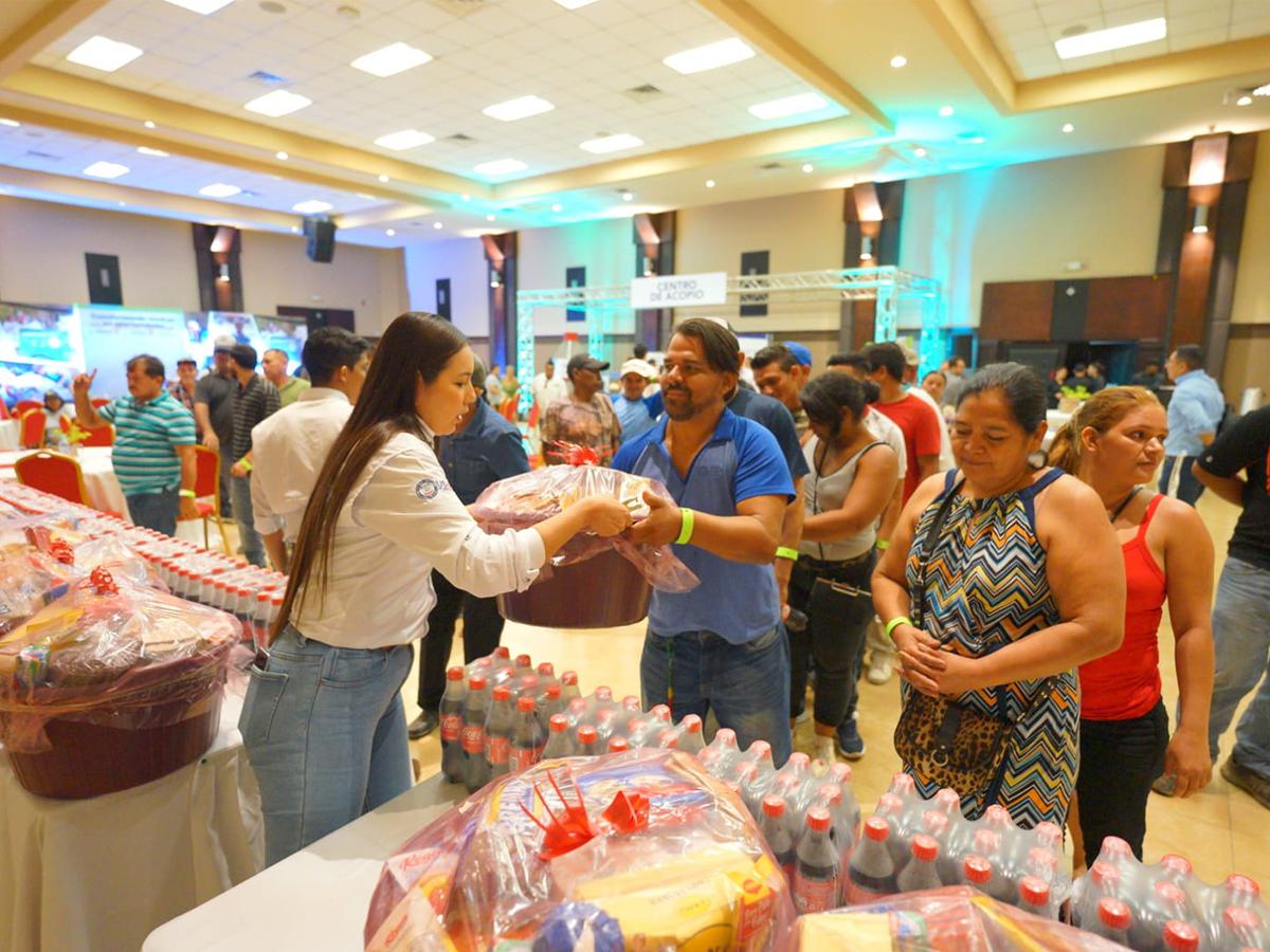 <i>Entrega de los víveres a los recolectores que asistieron al evento.</i>