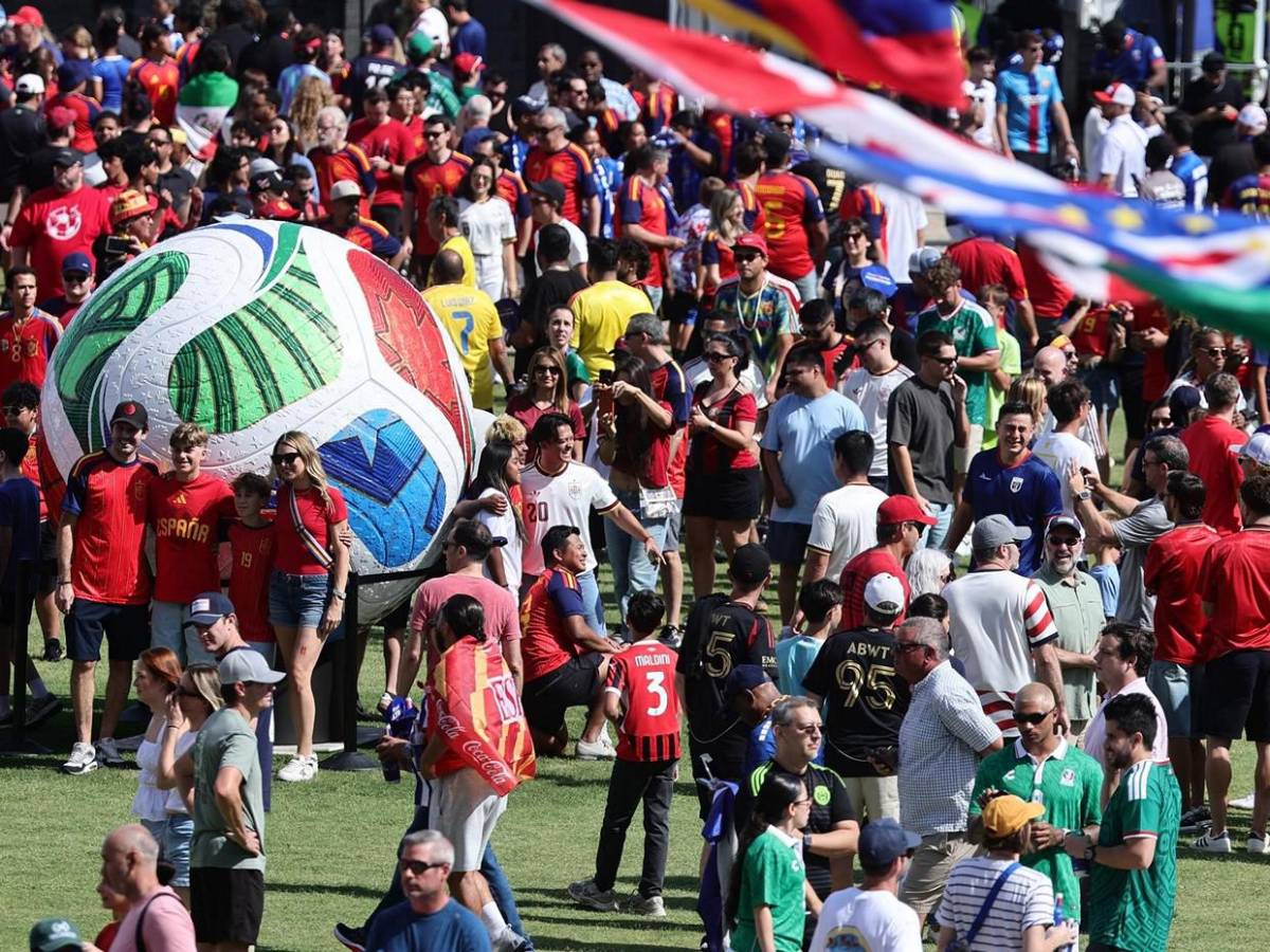 Locura en calles de Atlanta, cientos de españoles animan la previa España vs Cabo Verde