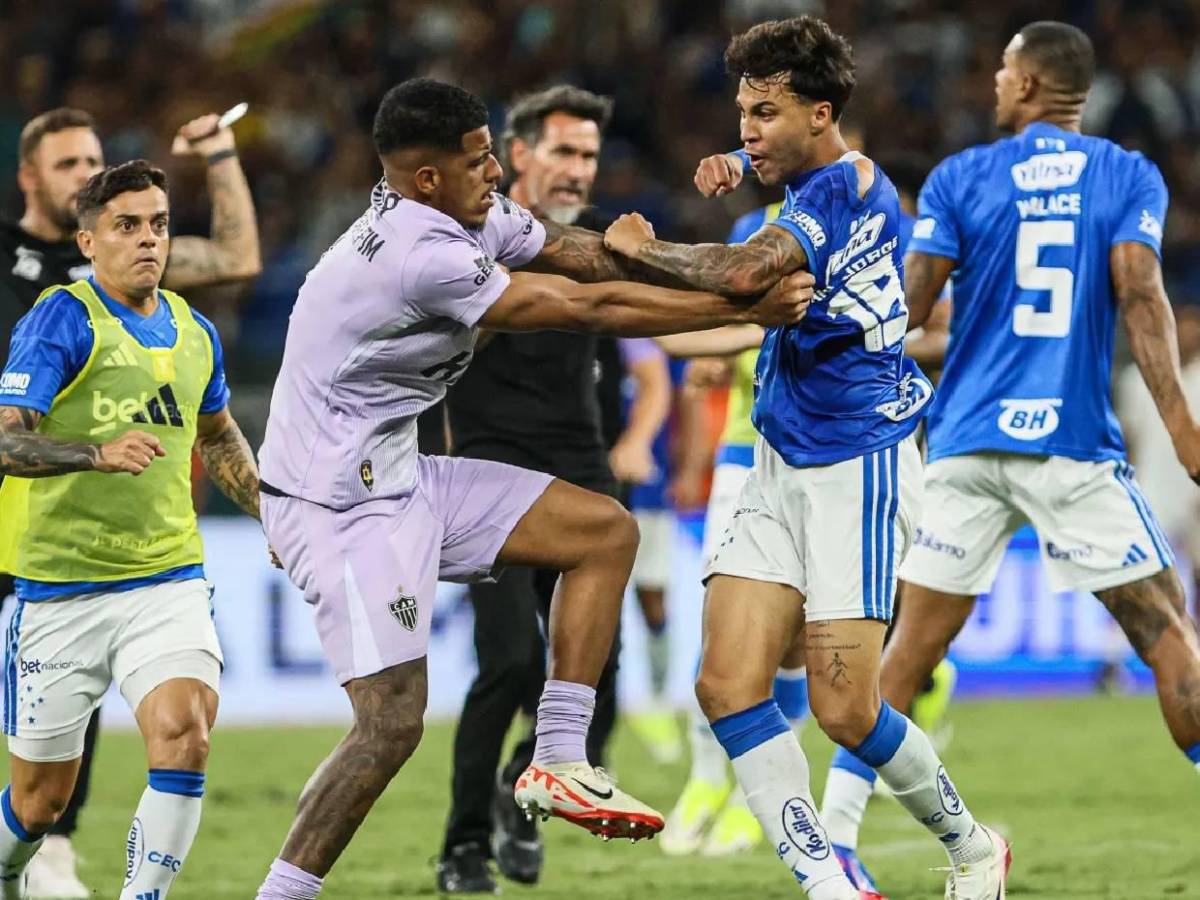Batalla campal en partido de fútbol deja 23 expulsados: las impactantes imágenes de la pelea
