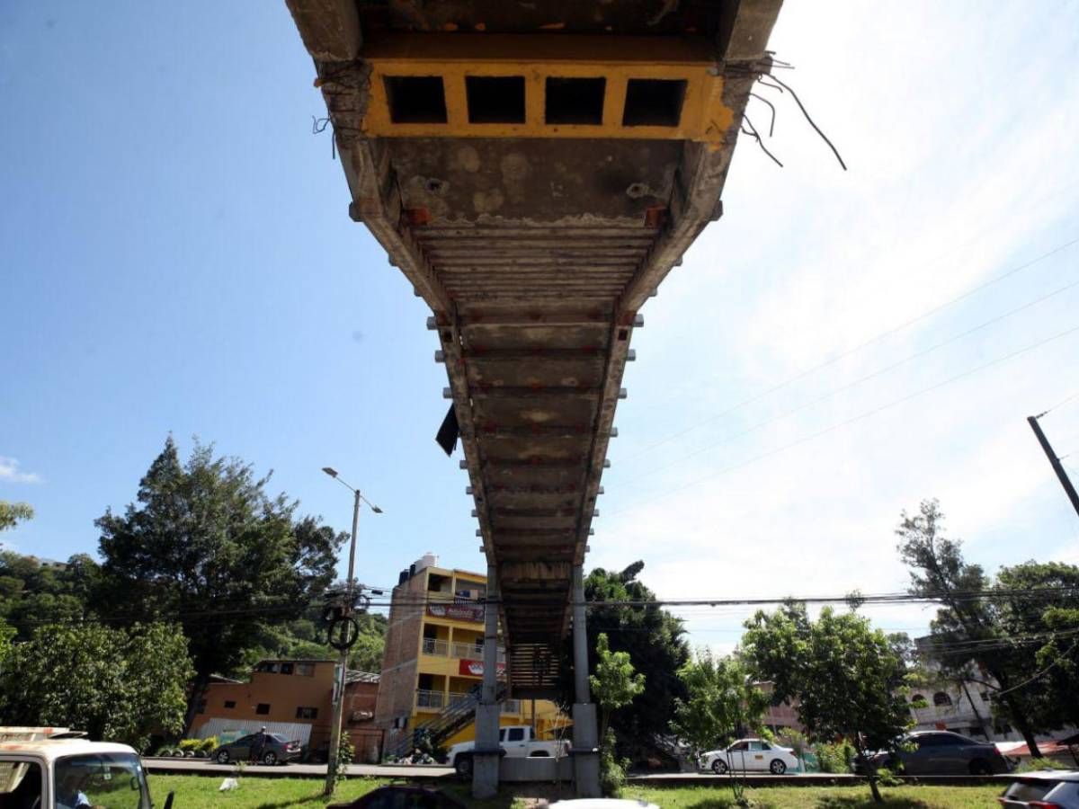 Enormes grietas y deterioro en el puente peatonal del Central y en el Hato de Tegucigalpa