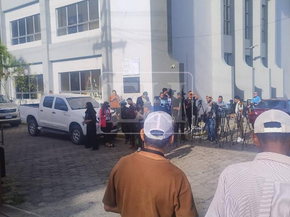 Resguardo policial en tribunal previo a audiencia de Juan Orlando Hernández