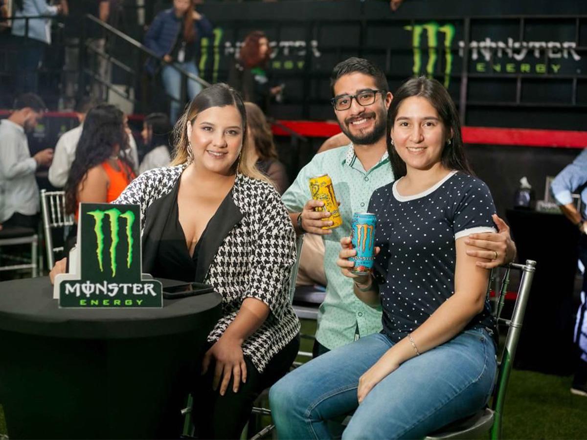 Invitados especiales disfrutaron de la pelea acompañados de la bebida más extrema, Monster Energy.