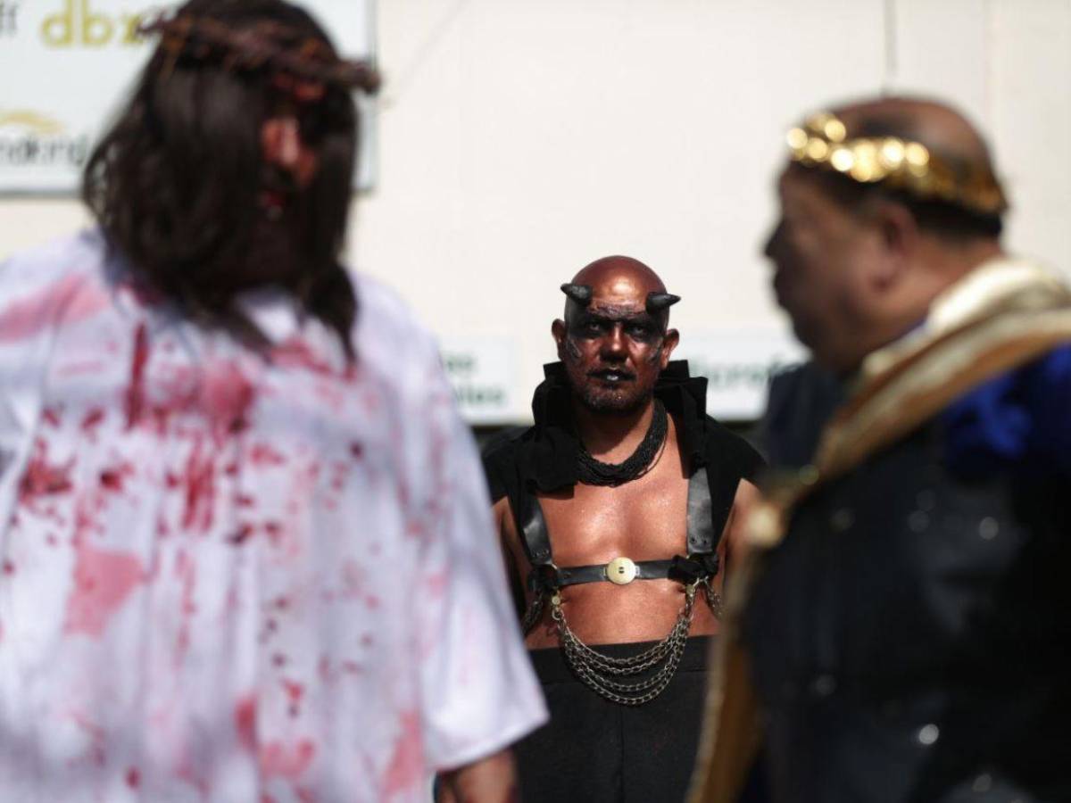 Mario y Erick, los hermanos que interpretaron a Jesús y a Satanás en Vía Crucis de la capital Mario y Erick, los hermanos que interpretaron a Jesús y a Satanás en Vía Crucis de la capital