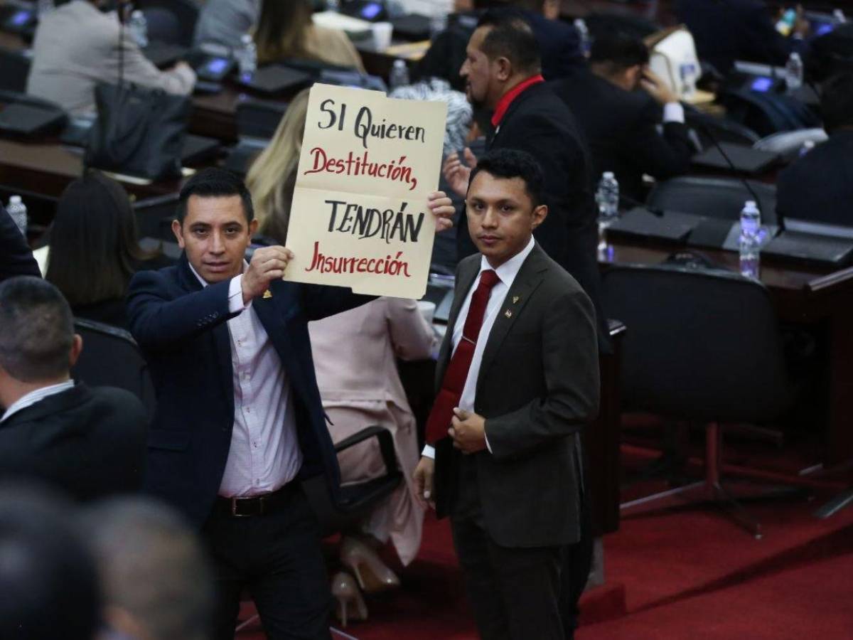 Empujones y gritos en el Congreso tras lectura de denuncia de juicio político