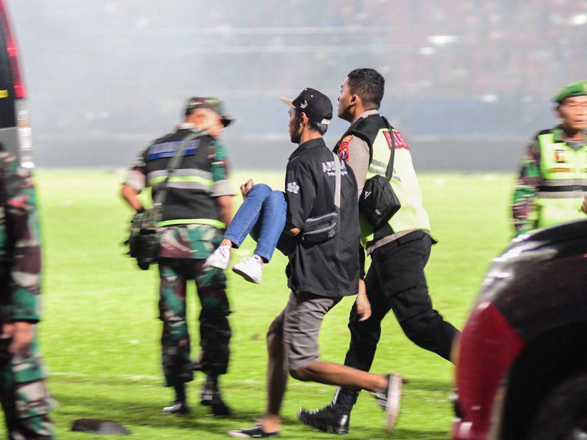 Al menos 32 niños entre los 125 fallecidos en la estampida del estadio de fútbol en Indonesia