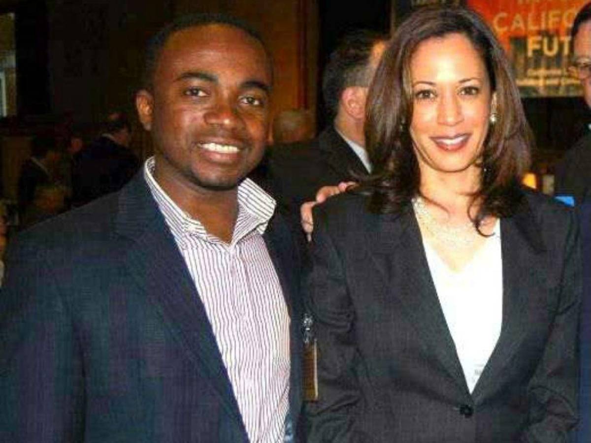 En compañía de la vicepresidenta de Estados Unidos, la abogada Kamala Harris.