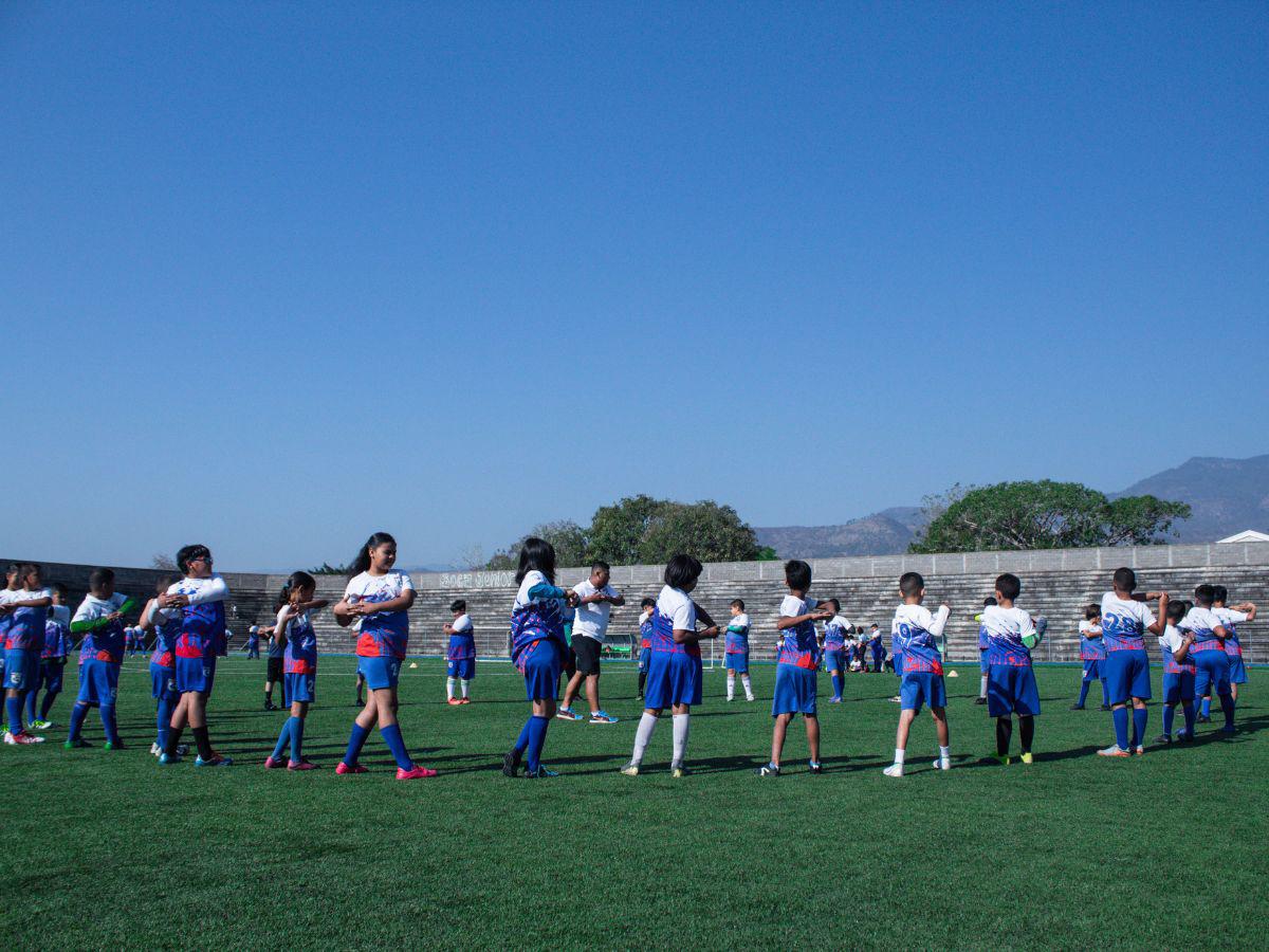 En la Academia entrenan niños y niñas que sueñan ser futbolistas.