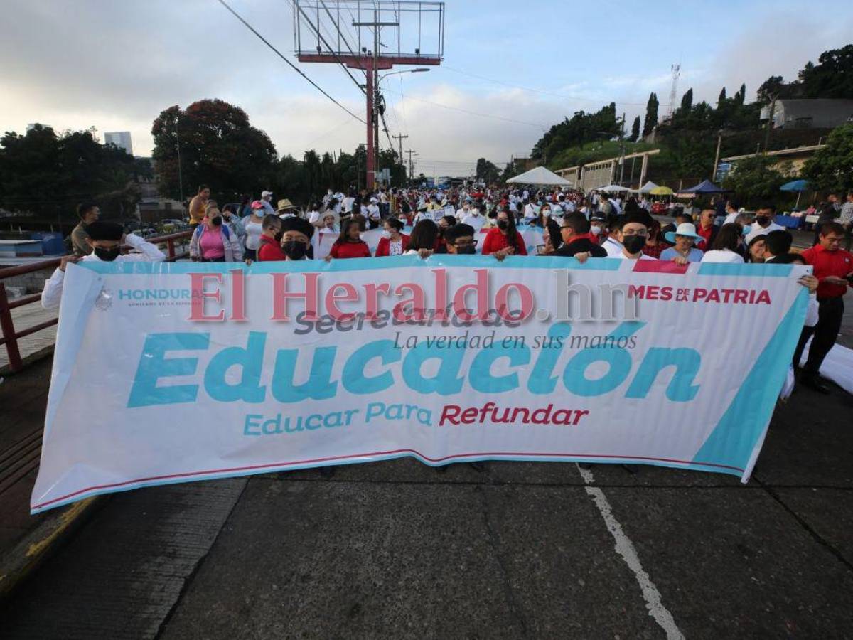 La Secretaría de Seguridad desfiló por el bulevar Suyapa.