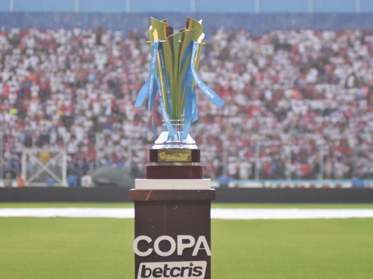 La copa de la Liga Nacional espera por el campeón del Torneo Clausura 2023.