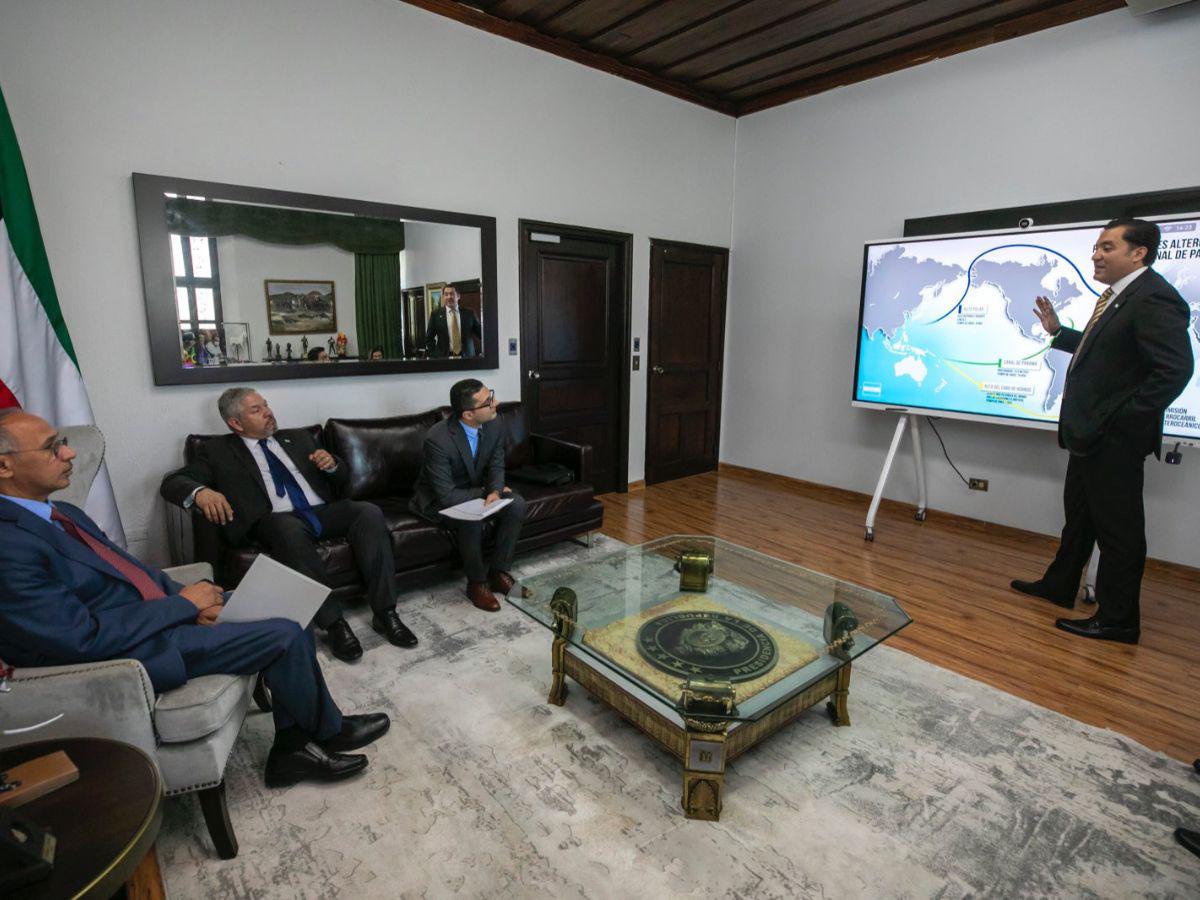 Héctor Zelaya aborda construcción de ferrocarril interoceánico con embajador de Kuwait