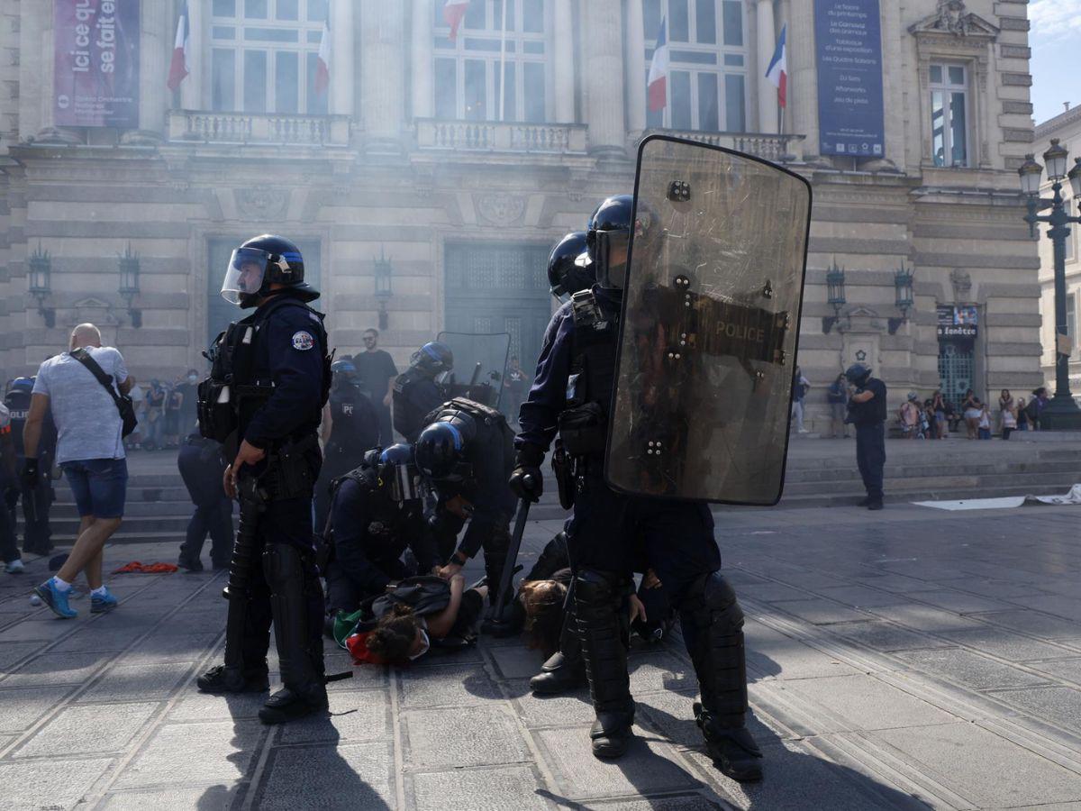 Manifestaciones en Francia: 200 detenidos y bloqueos en autopistas y trenes
