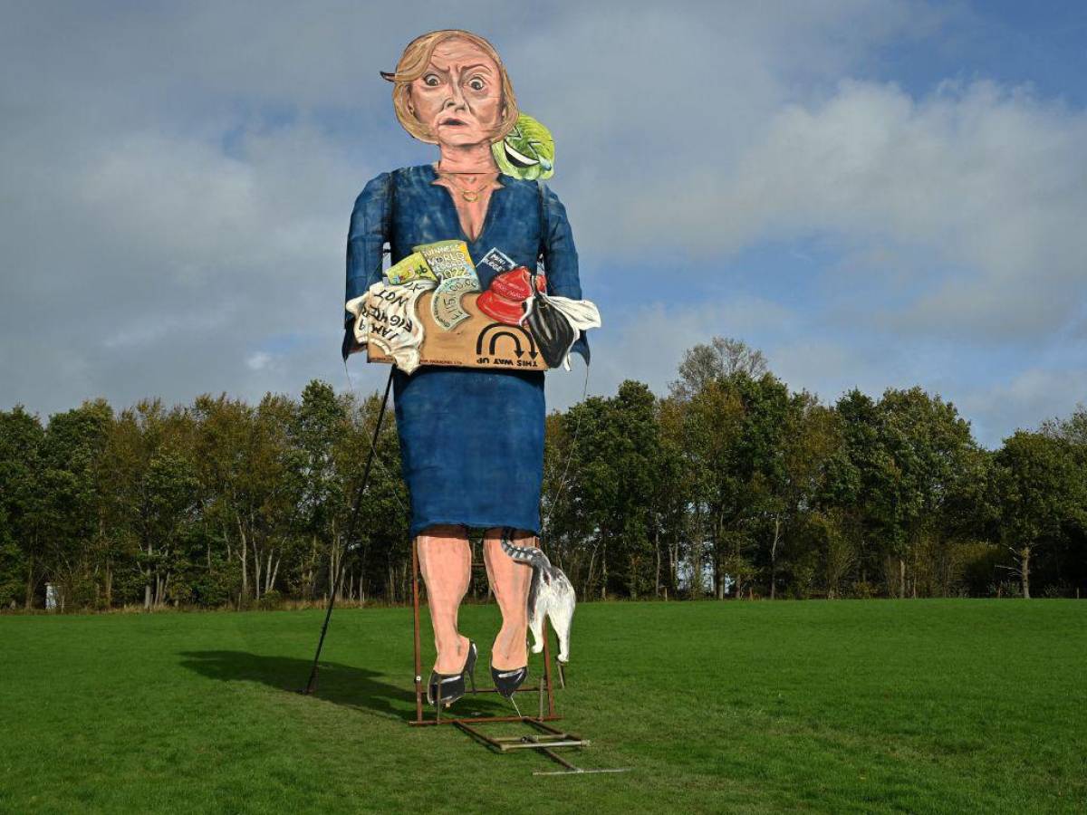 Enorme imagen de la exministra británica, Liz Truss, será quemada en la noche de “Bonfire” de Reino Unido