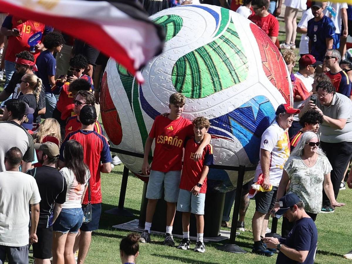 Locura en calles de Atlanta, cientos de españoles animan la previa España vs Cabo Verde