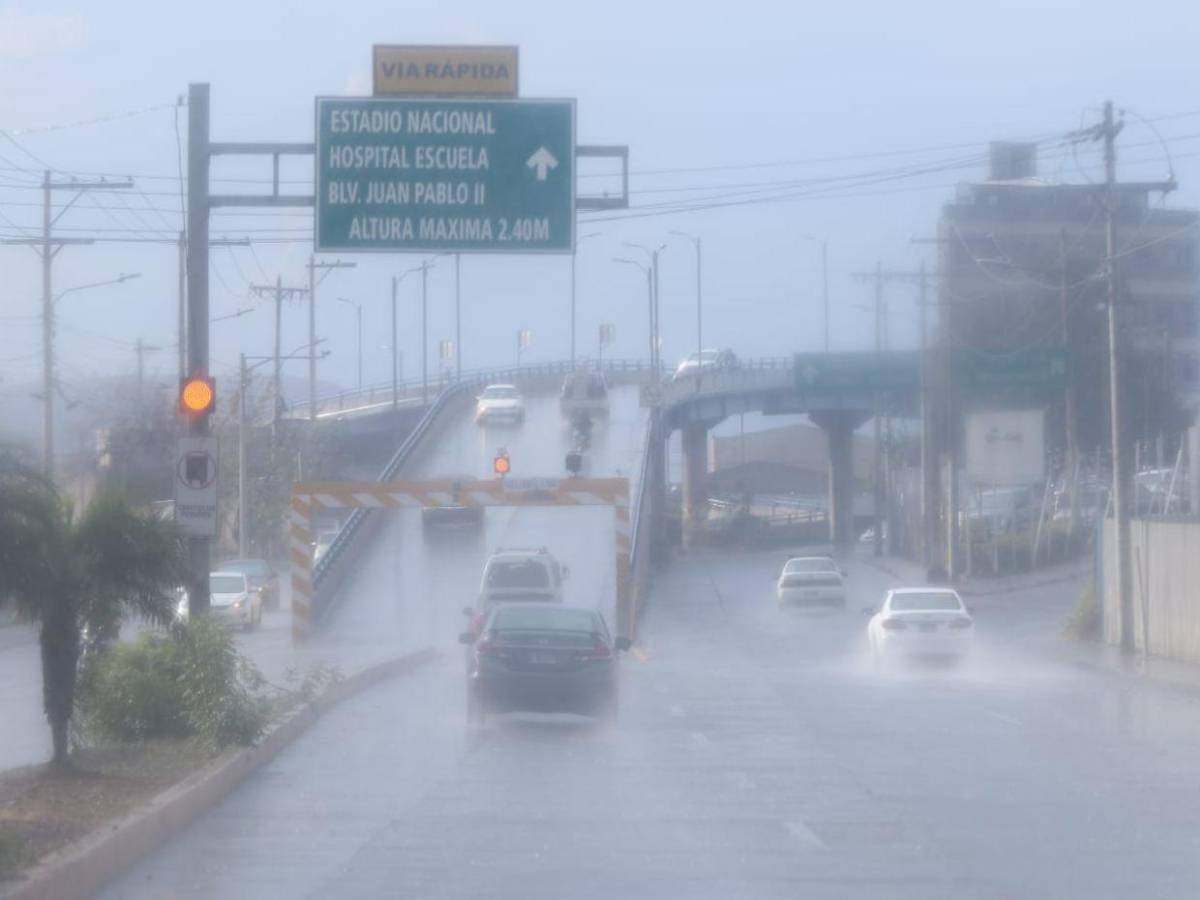 Fiel a la tradición: refrescante lluvia cayó sobre la capital en el Día de la Cruz
