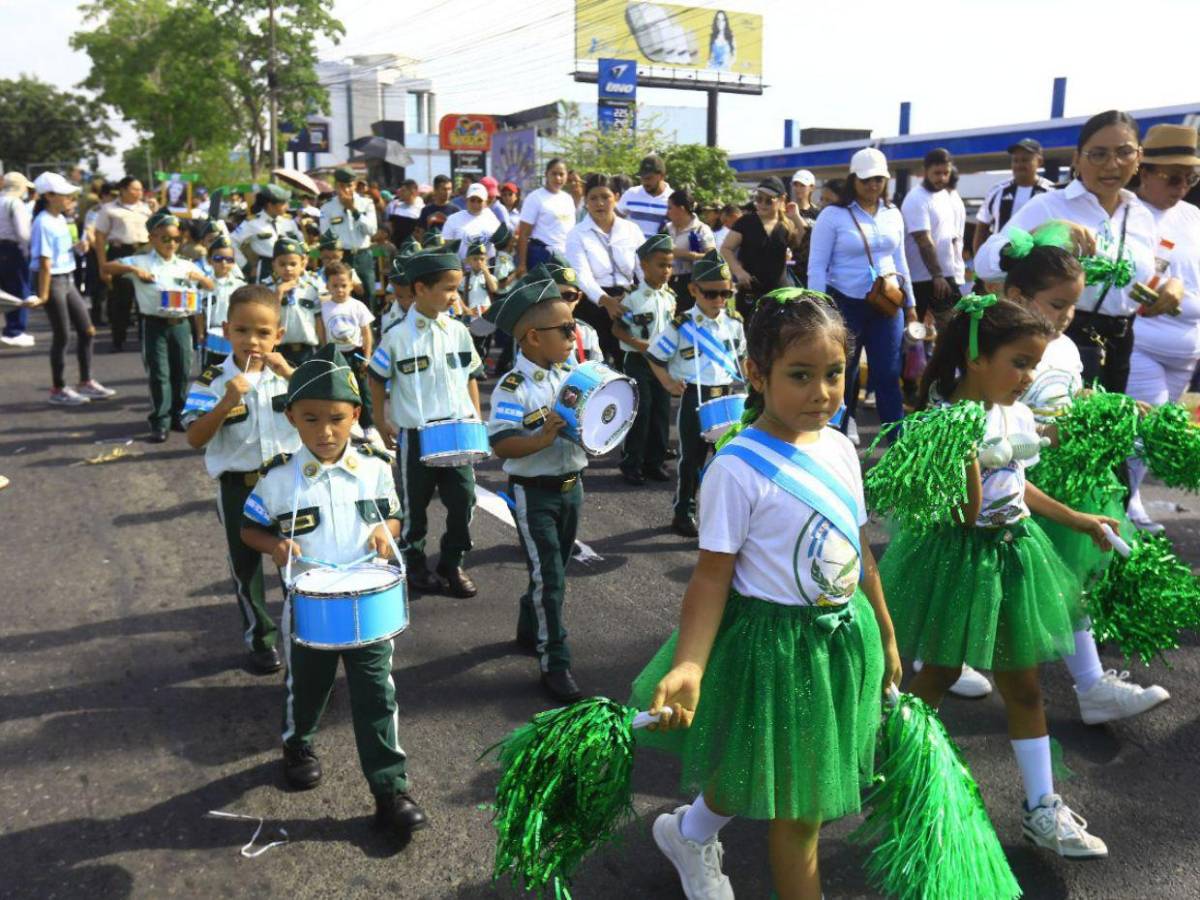 Cuadros de cadetes honran a la patria en los desfiles de independencia