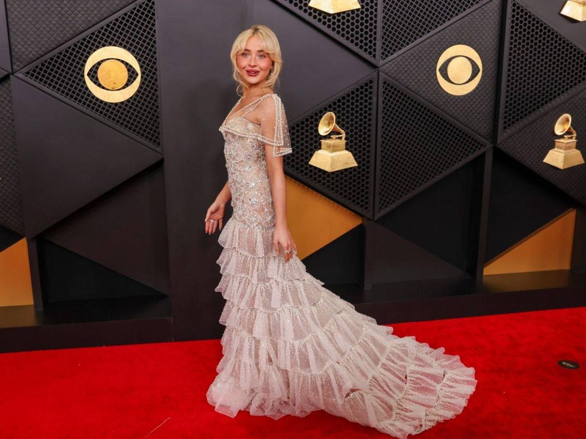 Sabrina Carpenter cautiva con romántico diseño en la alfombra roja de los Grammys 2026