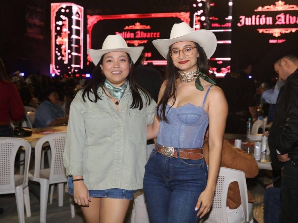 Sombreros, botas y flecos: la moda norteña del público en el concierto de Julión Álvarez