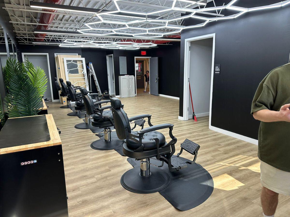 Tras su llegada a Estados Unidos, Alejandro está haciendo realidad uno de sus mayores sueños al contar con su propia barbería.