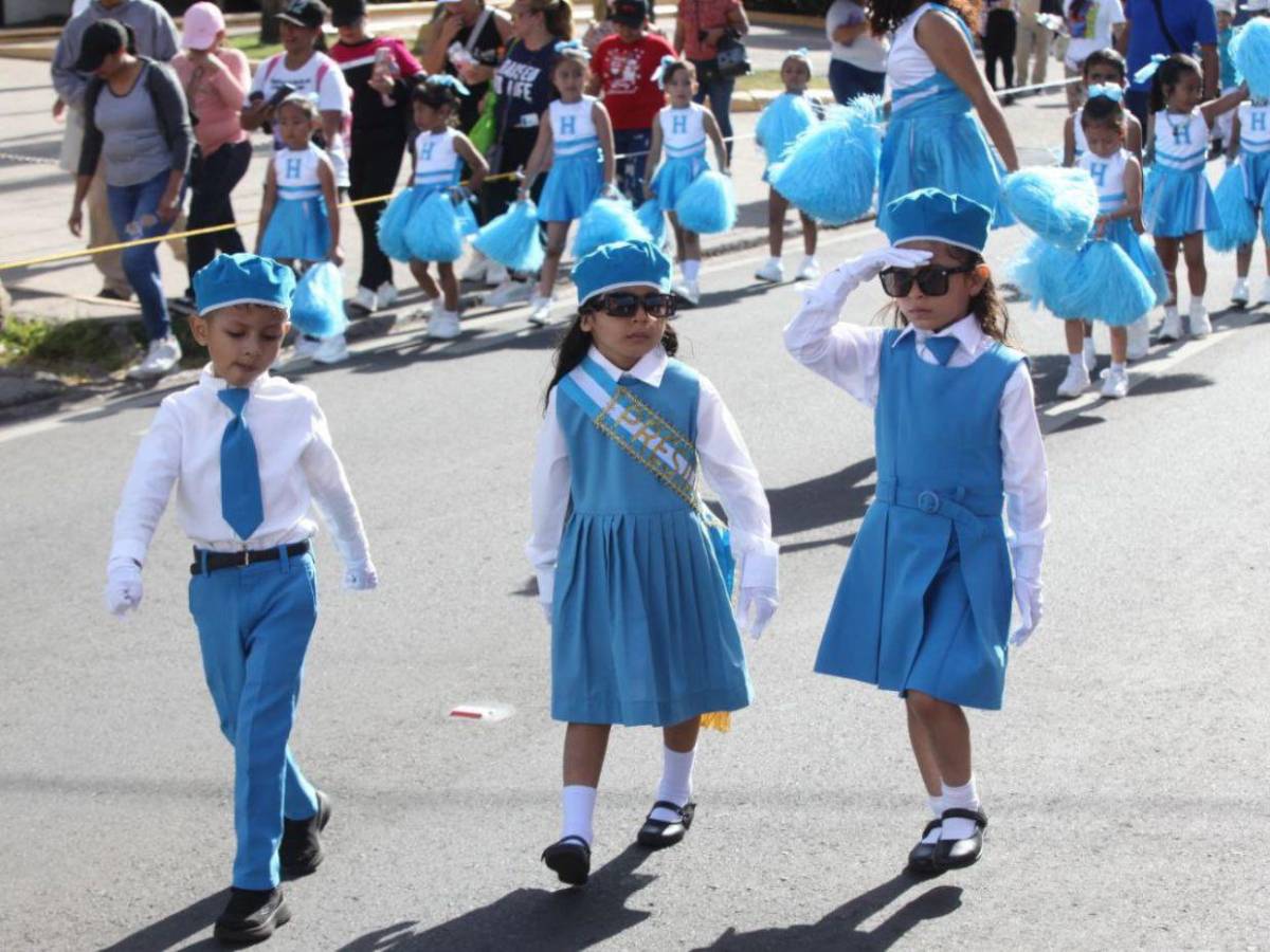Portando los colores patrios, niños de preescolar rinden homenaje a Honduras