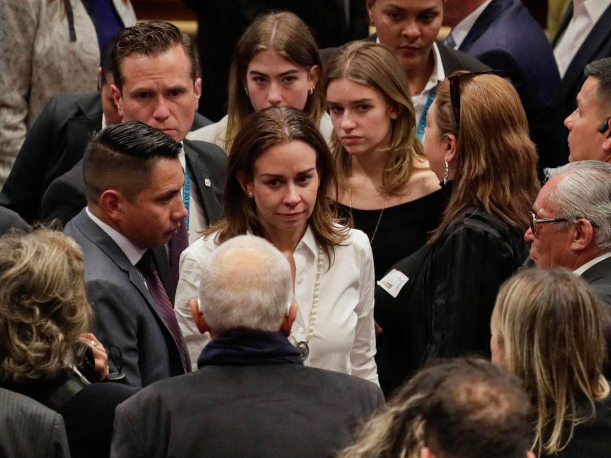 Políticos y familiares asisten al funeral de Miguel Uribe Turbay en el Congreso colombiano