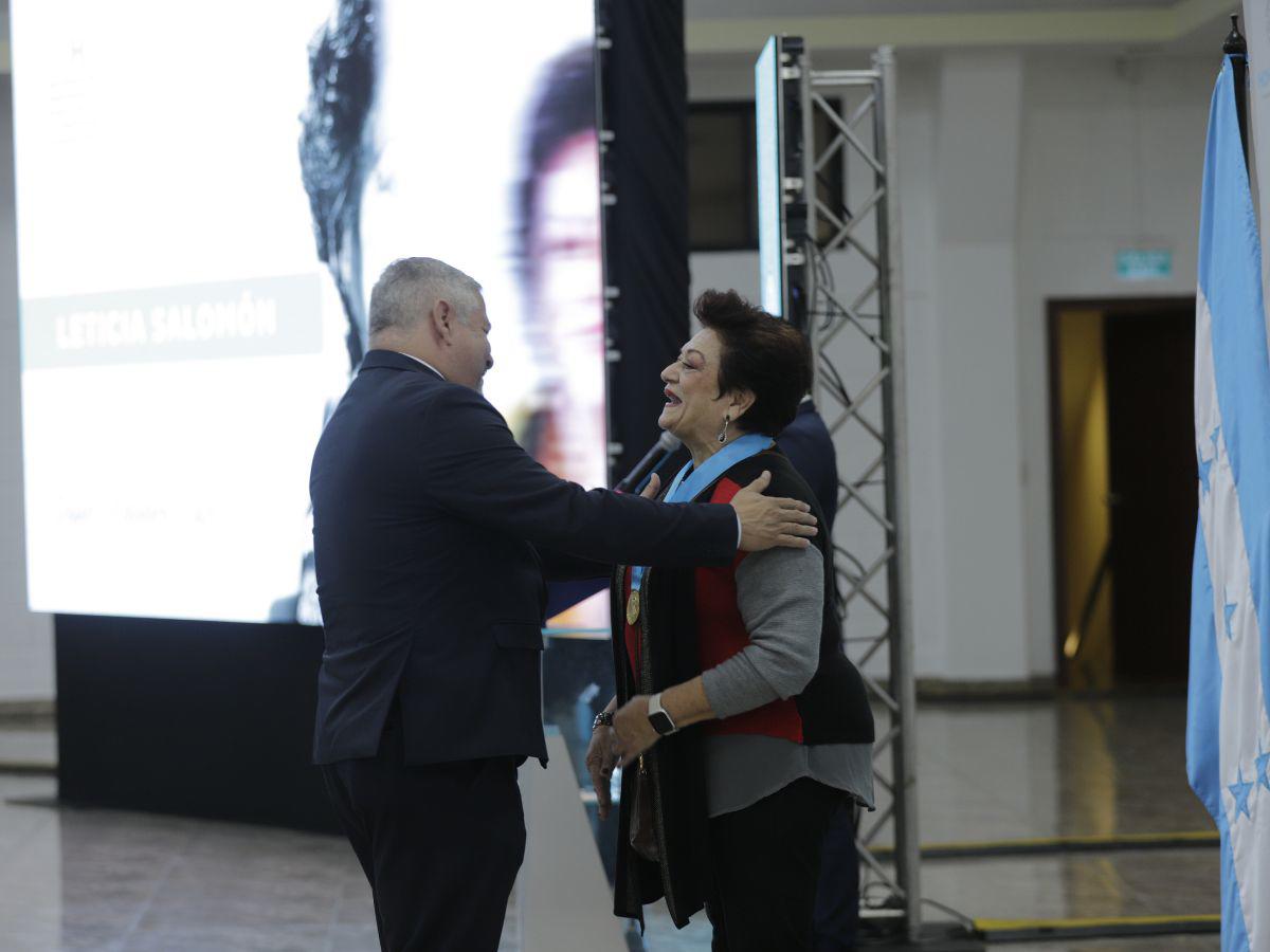 Entregan Premios Rafael Heliodoro Valle