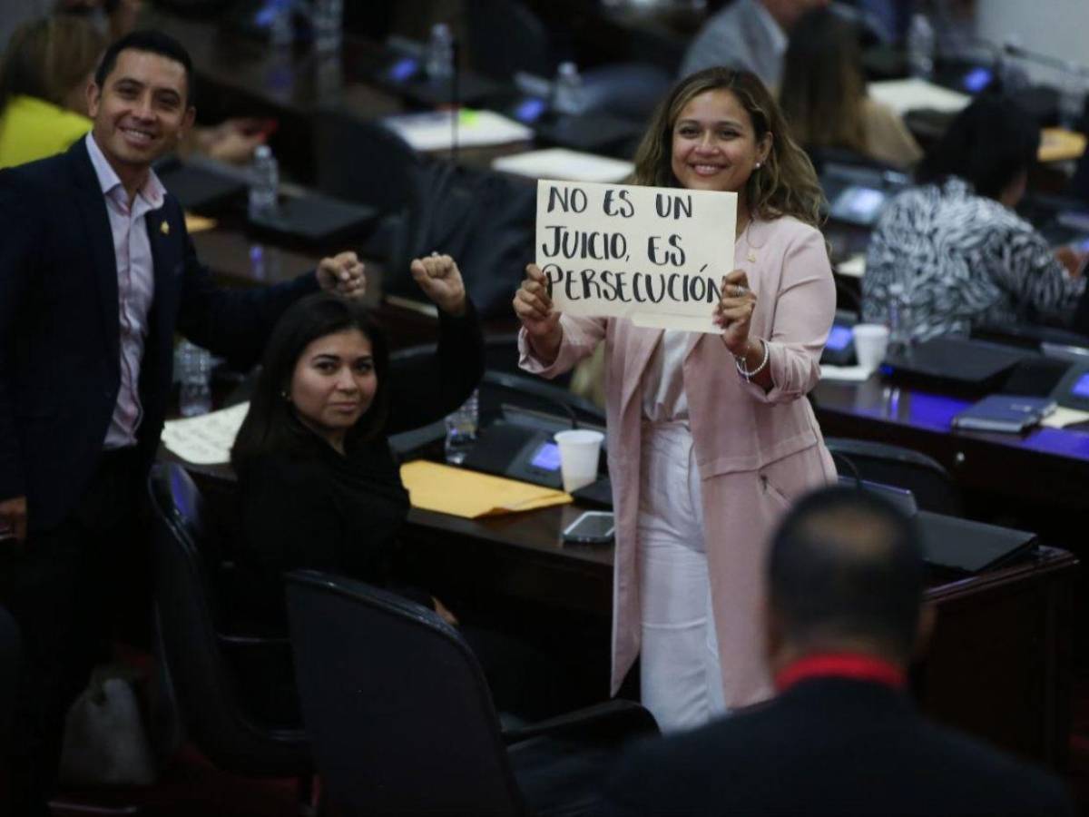 Diputados de Libre protestan previo a sesión para conocer denuncias de juicio político