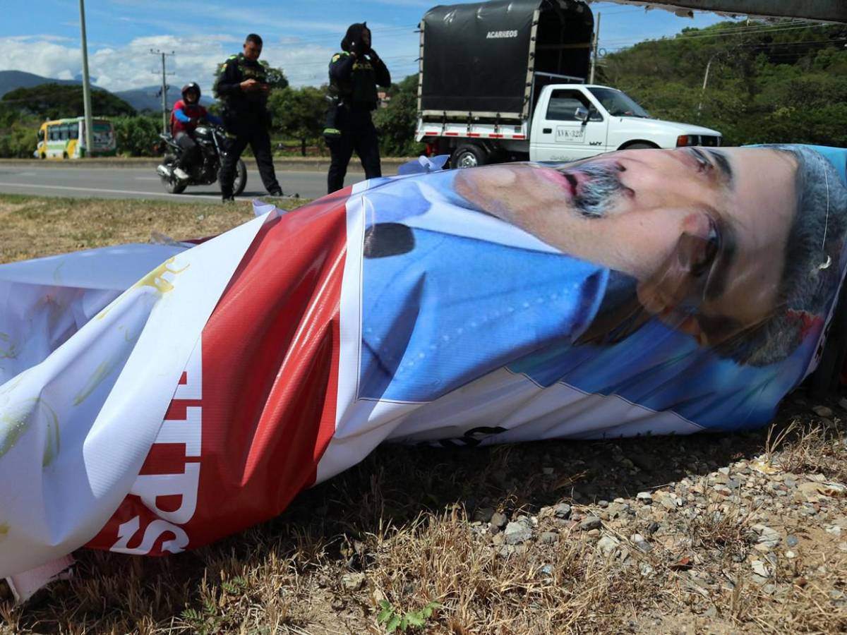 Amanece enorme valla de recompensa por Nicolás Maduro en frontera colombo-venezolana