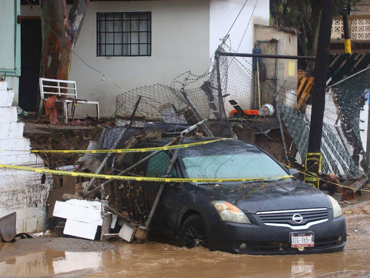 Ciclón Rachel azota Baja California con lluvias y continúa su avance hacia EE UU