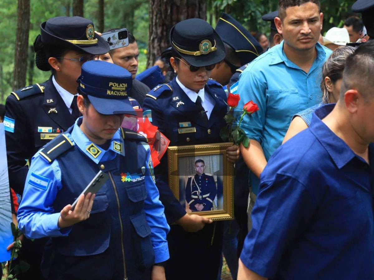 Entre globos y tambores despiden al inspector Kevin Pérez en su entierro