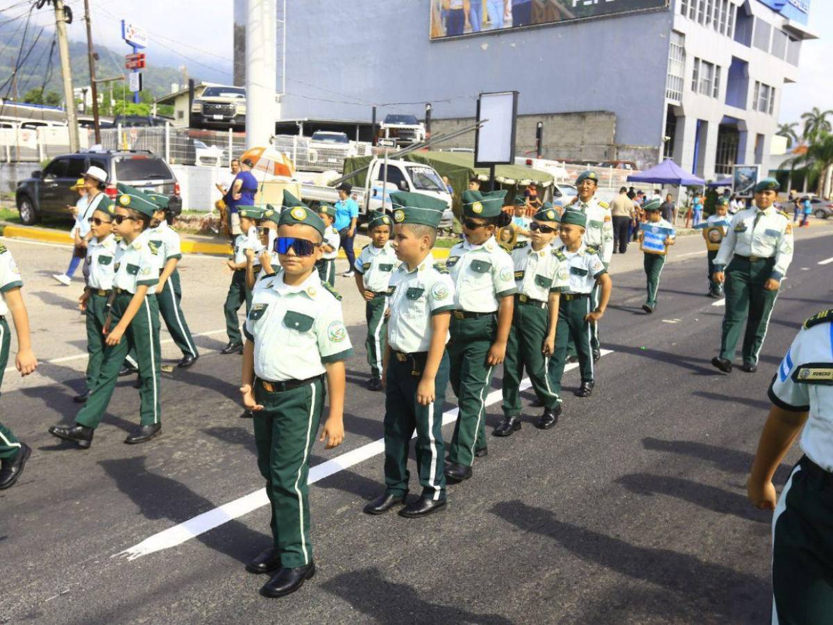 Cuadros de cadetes honran a la patria en los desfiles de independencia