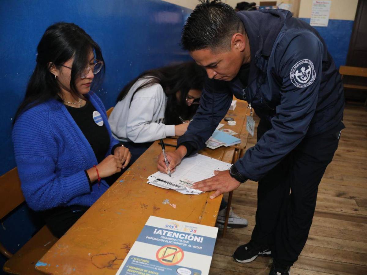 Ecuador vota hoy entre palmas, estado de excepción y ley seca