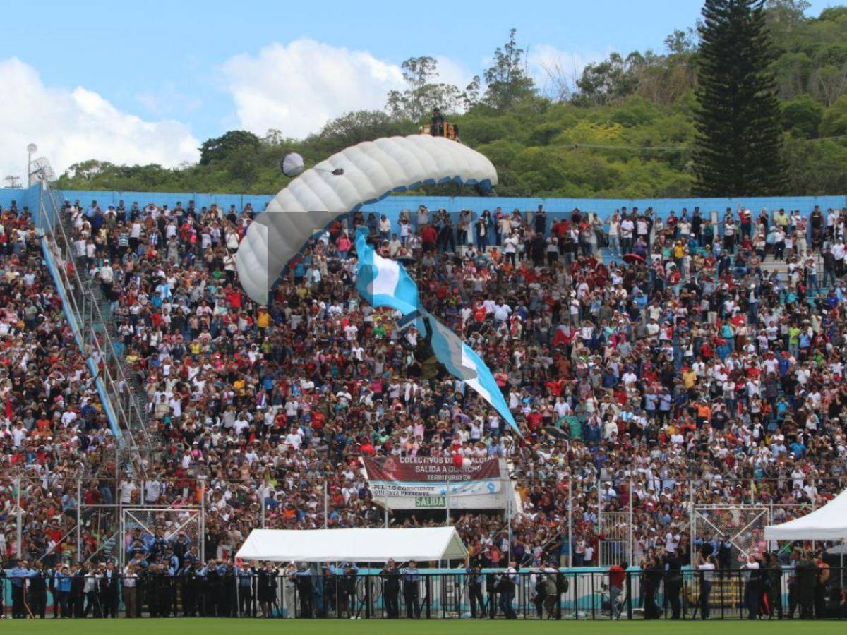 Cuadro a cuadro, así fue la brutal caída de un paracaidista en el Estadio Nacional