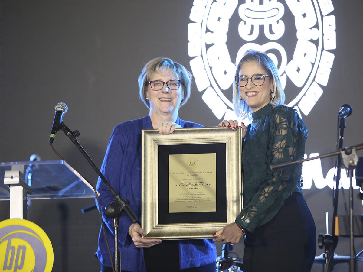 <i>Excelentísima señora Laura Dogu en compañía de Ana Lorena Lacayo, recibiendo un reconocimiento por parte del IHCI.</i>