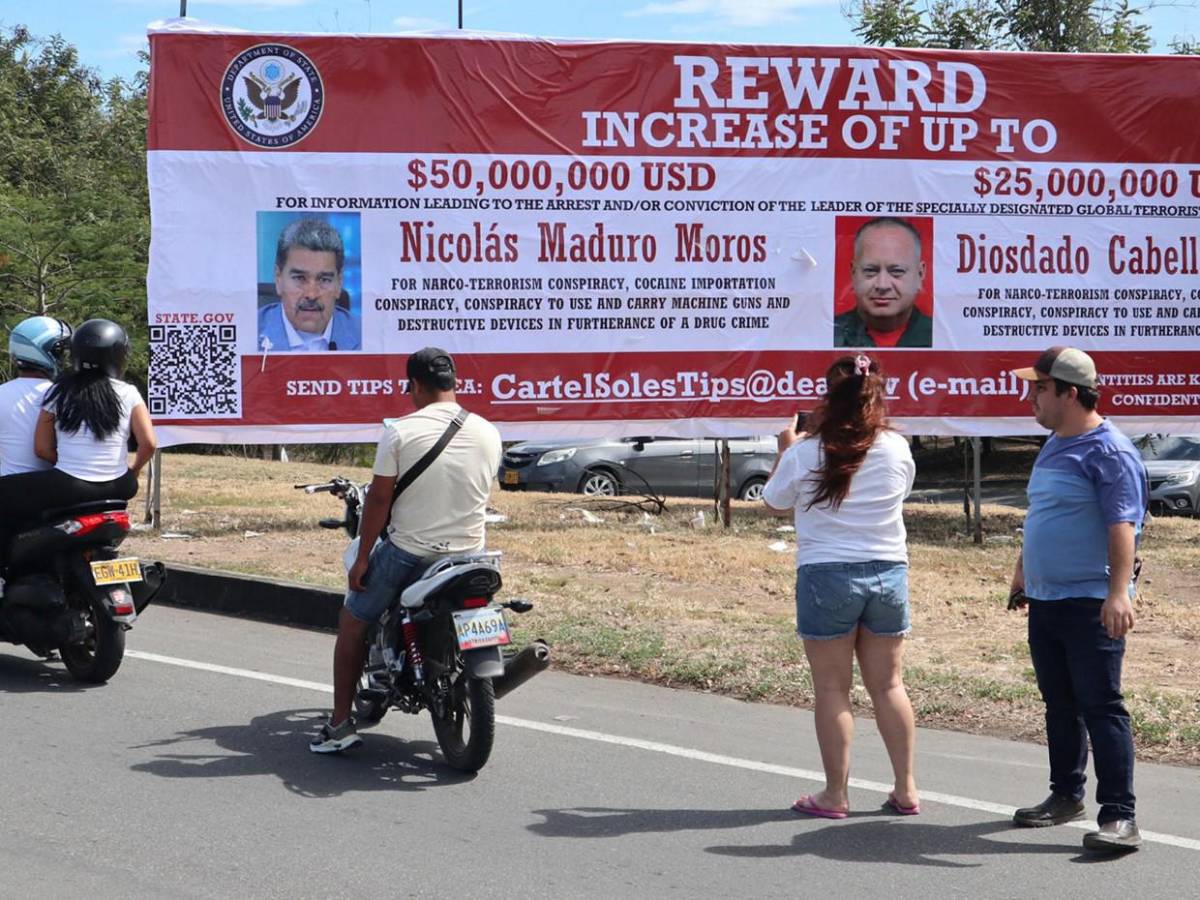 Amanece enorme valla de recompensa por Nicolás Maduro en frontera colombo-venezolana