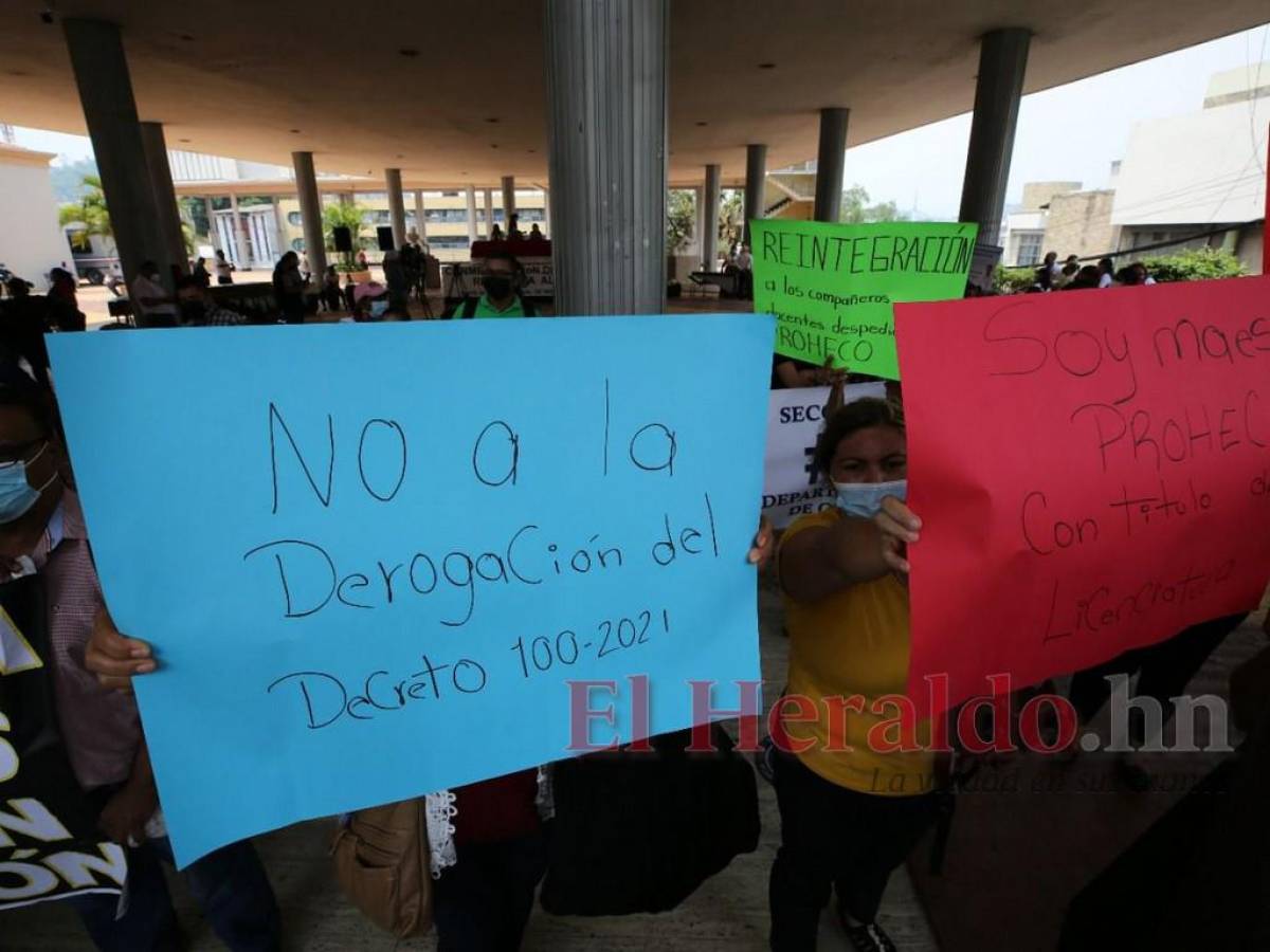 Miles de docentes saldrían afectados si se deroga el decreto 100-2021 que les otorga plazas.