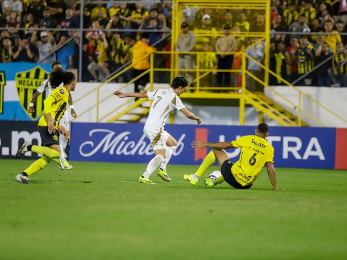 Caras tristes y desconsuelo en los jugadores de Real España en la goleada ante LAFC