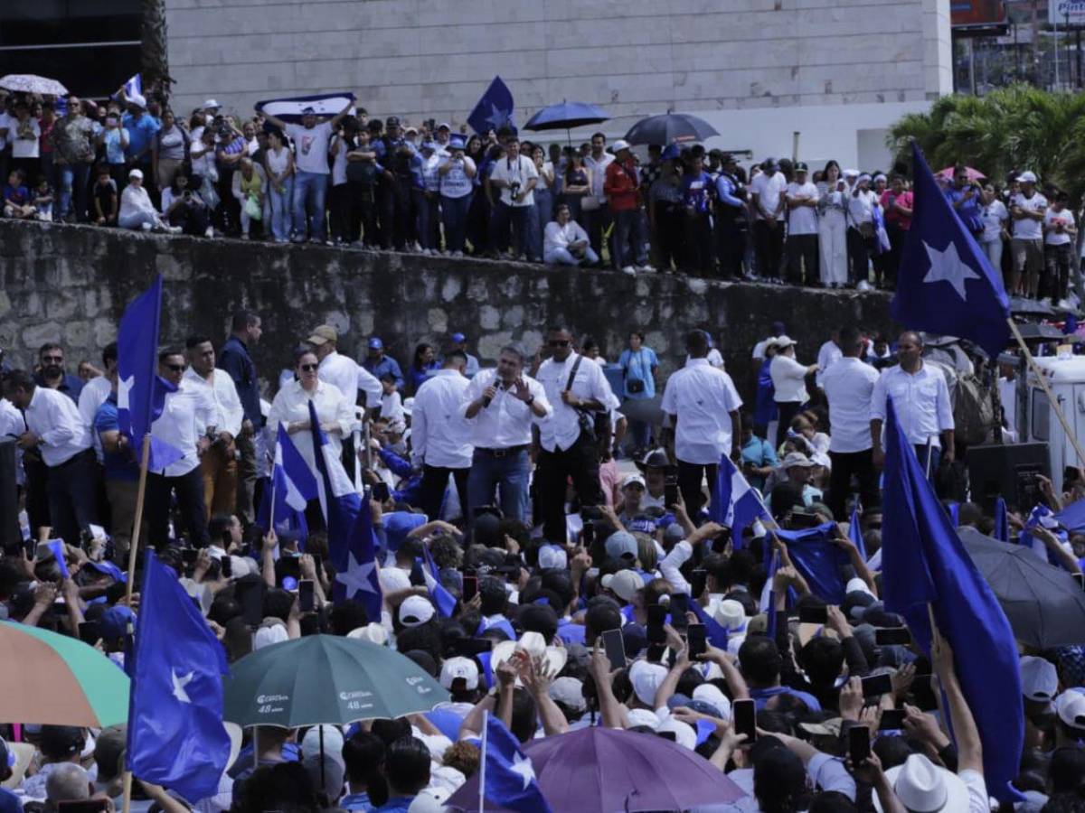 Abarrotado Toncontín por simpatizantes en recibimiento a Juan Orlando Hernández