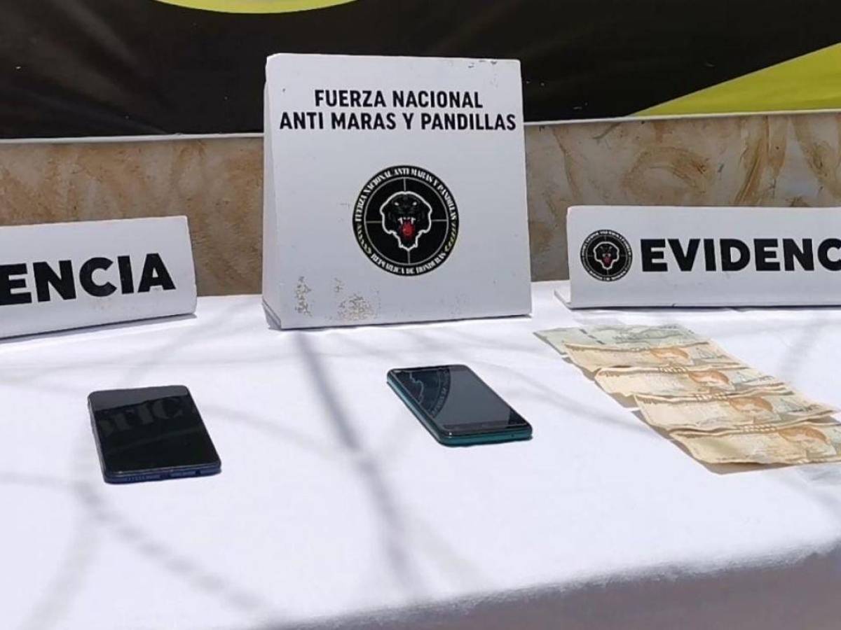 Los objetos decomisados al presunto extorsionador tras su captura este lunes en Comayagua.