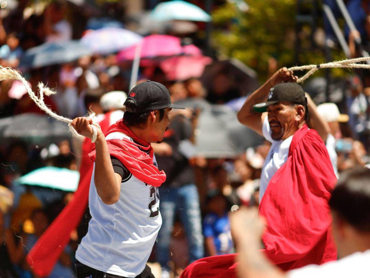 Penitencia y tradición: habitantes de Jalisco se azotan en ritual de Semana Santa
