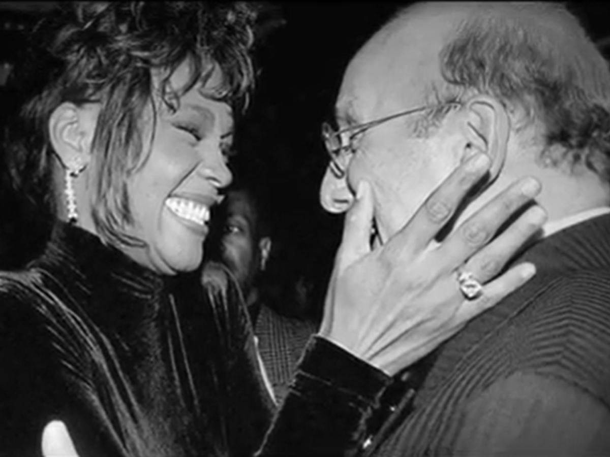 La millonaria fortuna que dejó Clive Davis tras su muerte a los 94 años