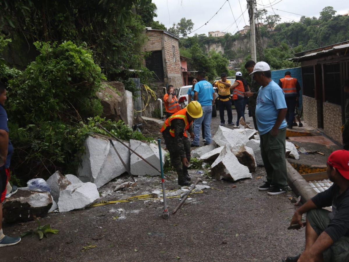 Desprendimiento de rocas en Comayagüela deja vehículo destruido y obliga al cierre de calle
