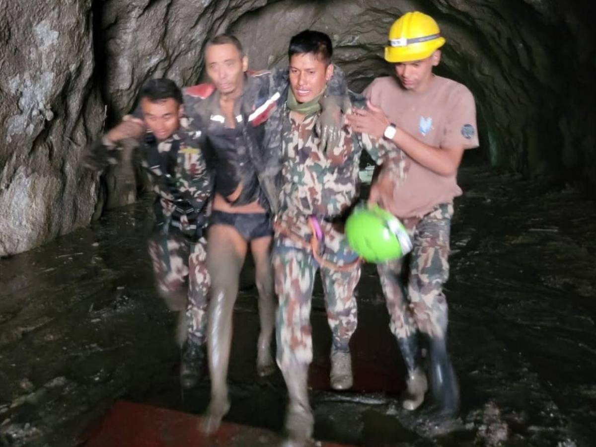 En cuanto veía la luz, gritaba: el relato de un chino que estuvo atrapado 11 días en un túnel de Nepal